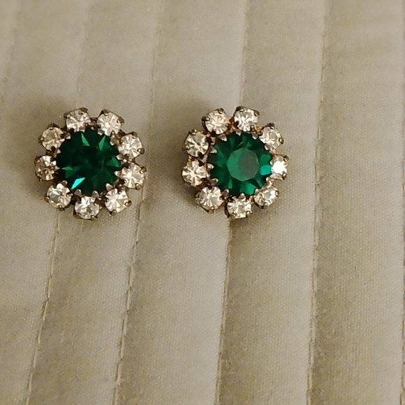 Elegant Green and Silver Stud Earrings - Picture 2 of 8